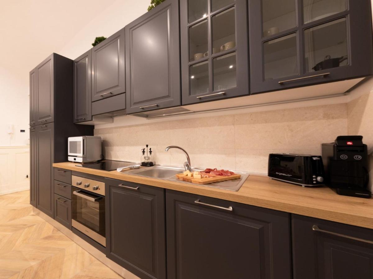The Best Rent - Elegant Five-Bedrooms Apartment Near Colosseo روما المظهر الخارجي الصورة